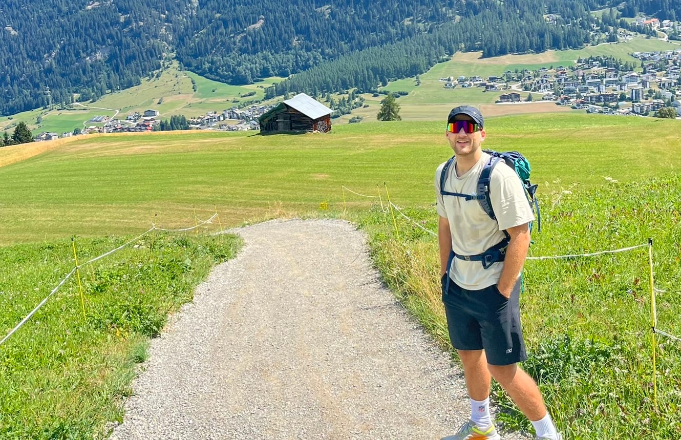 Robin beim Wandern in den Bergen